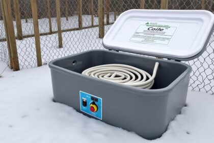 découvrez des abreuvoirs antigel pour poules, des solutions efficaces pour garantir une eau fraîche et sans gel tout l'hiver, assurant le bien-être de vos volailles même par grand froid.